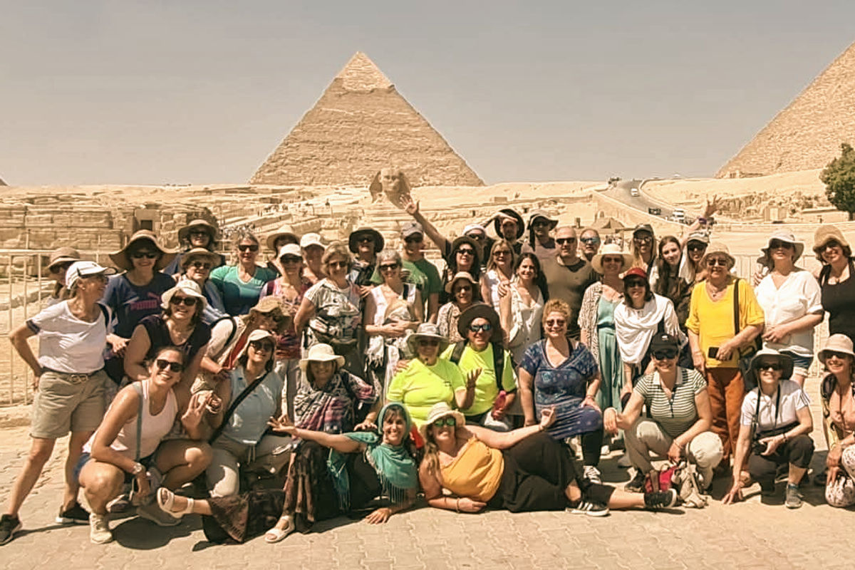 Grupo de viajeros frente a las pirámides de Giza