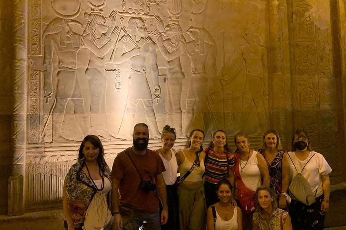 Viajeros en un templo egipcio