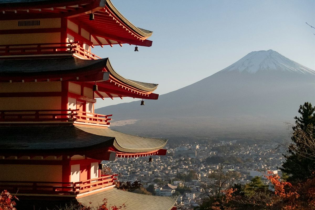 Templo japonés con el Monte Fuji al fondo