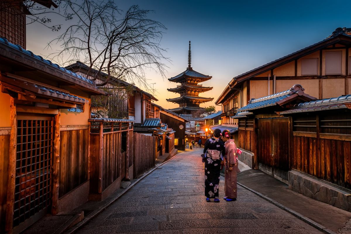 Calle tradicional de Kioto con kimonos