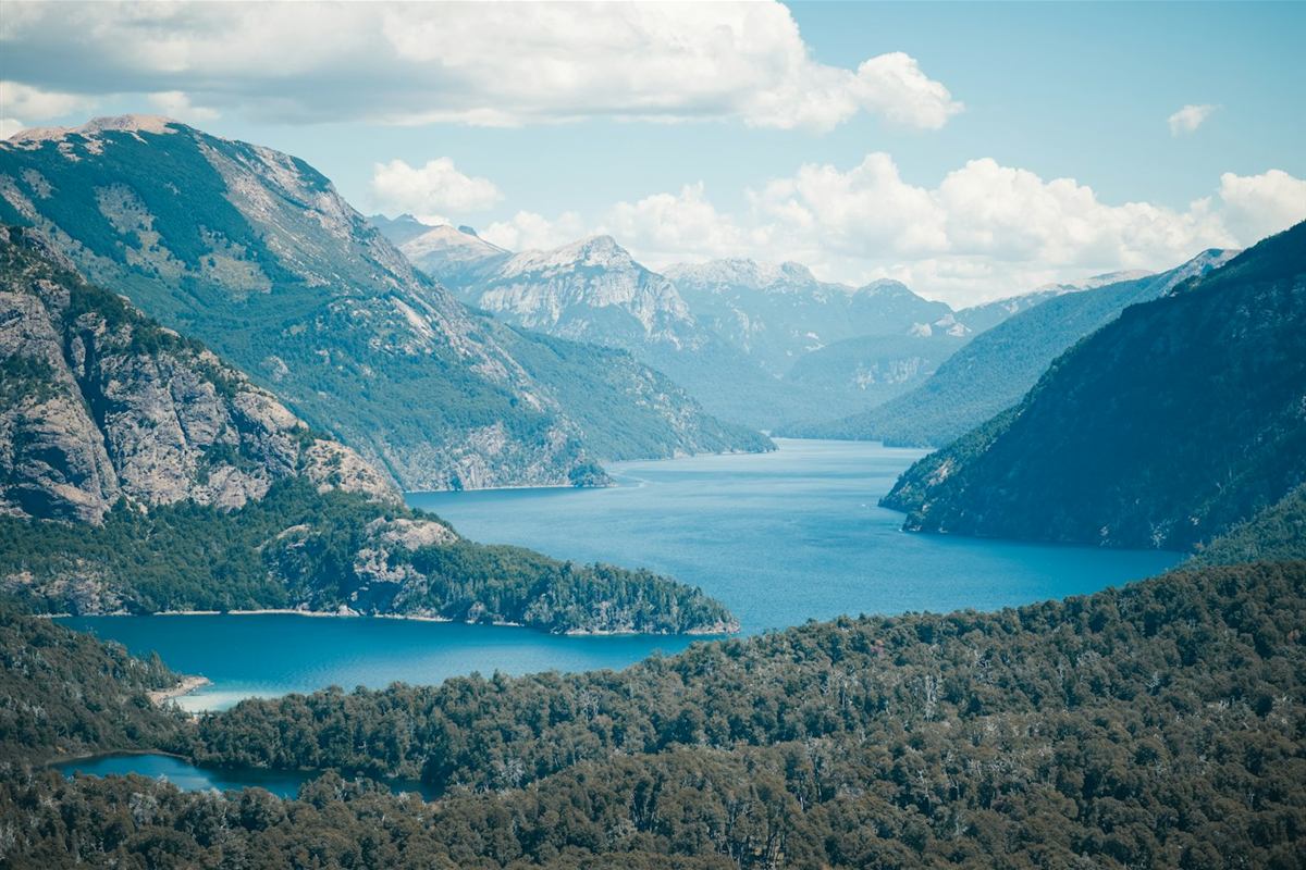 Lago y montañas de la Patagonia