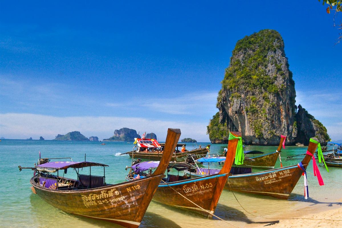 Barcas tradicionales en una playa de Tailandia